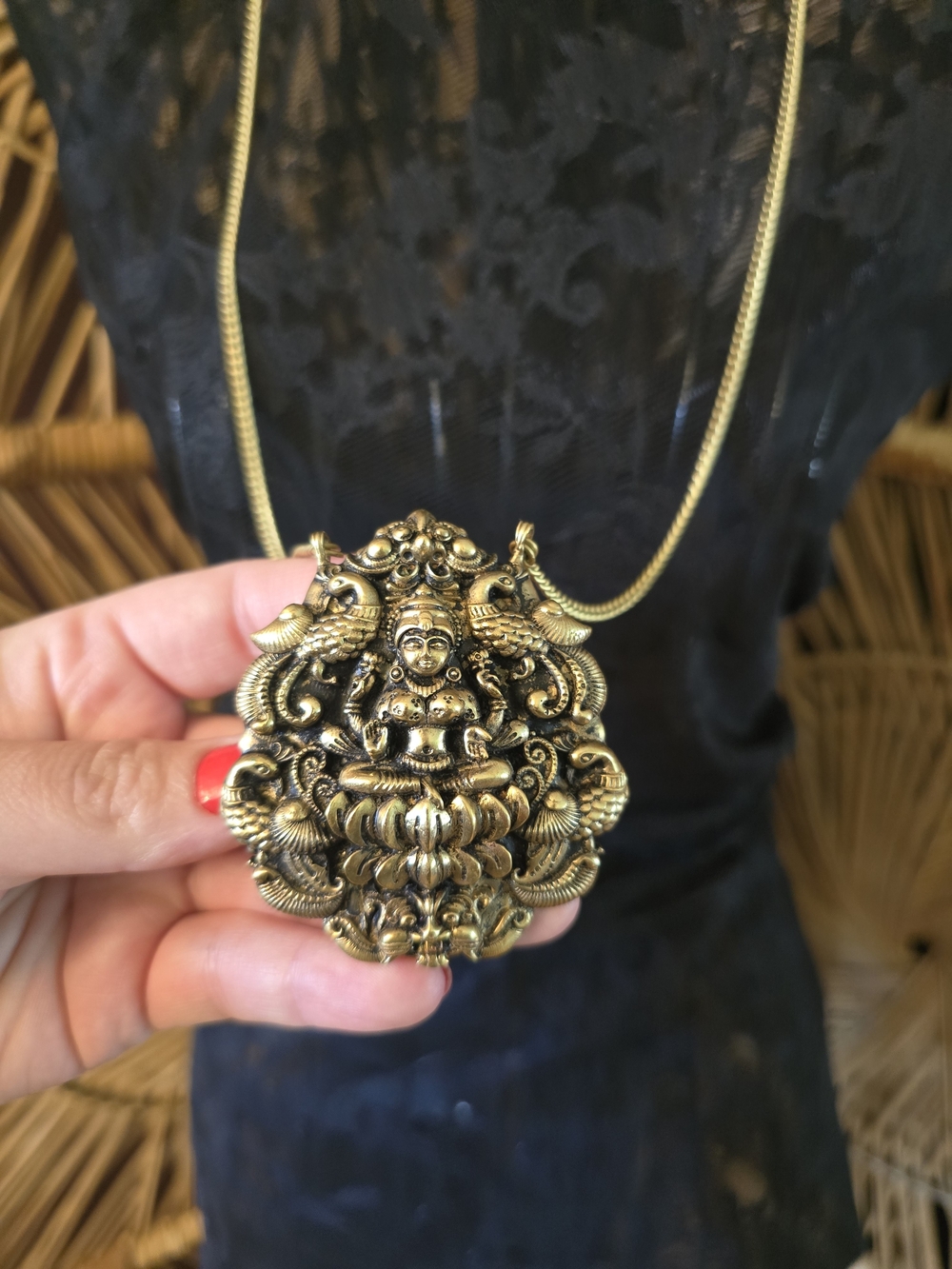 🦚 Antique Goddess Pendant Necklace - Women's Statement Jewelry - Picture 6 of 9
